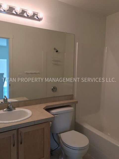 Building Photo - Beautiful Three Story Townhouse with Gas F...