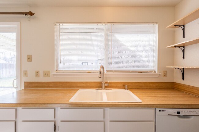 Building Photo - Renovated 2 bedroom 1 bathroom home