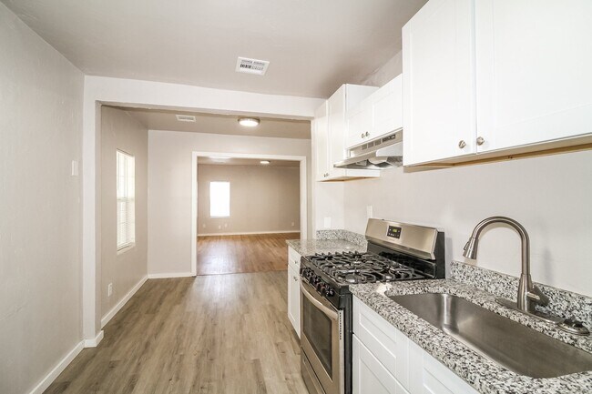 Building Photo - 206 W Kittyhawk Dr