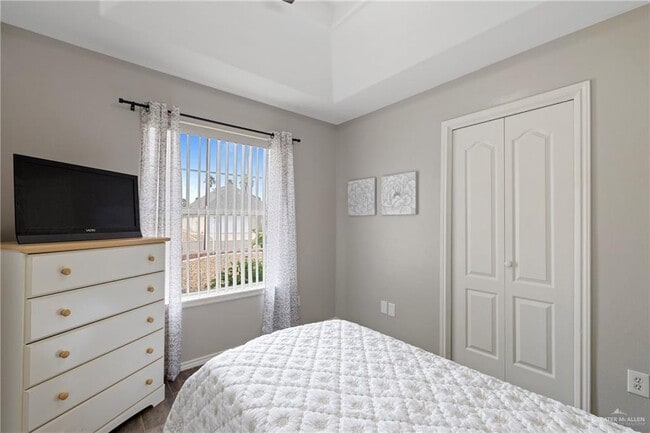 Building Photo - 708 Lake View Dr