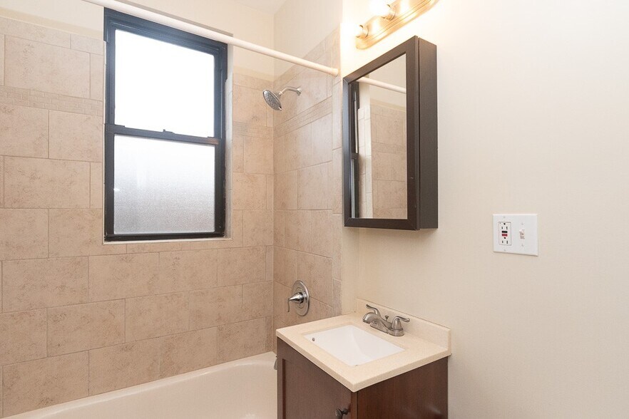 Building Photo - 851 W Diversey Pky