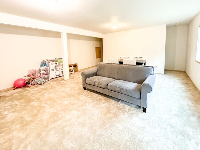 Building Photo - Rambler w/ Daylight Basement!