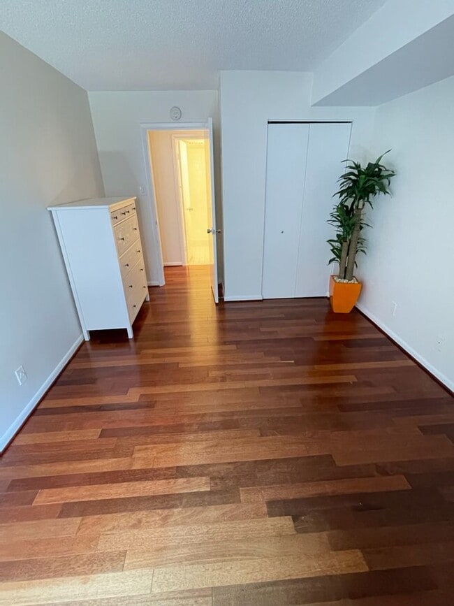 Building Photo - 2 bedroom 2 bath WITH PARKING