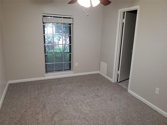 Building Photo - 1007 Reseda Dr