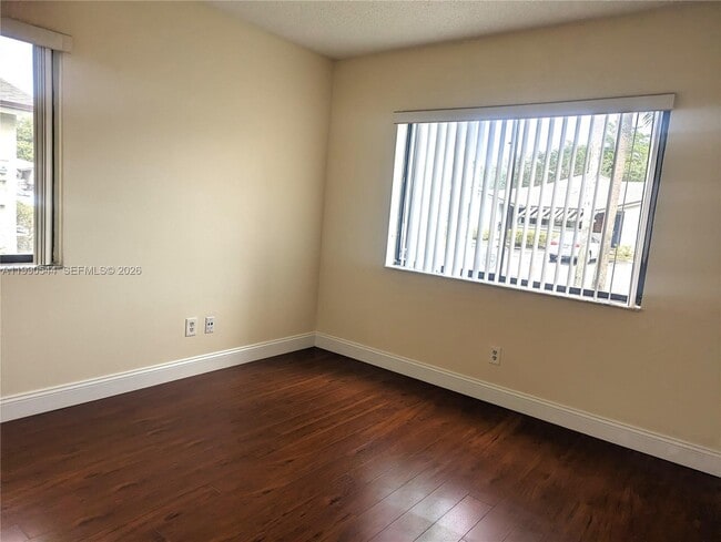 Building Photo - 453 Lakeview Dr