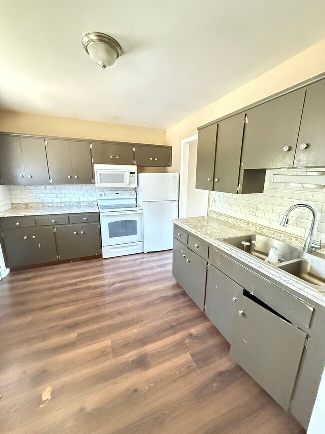 Building Photo - 2 bedroom in the heart of Denver! 1 month ...