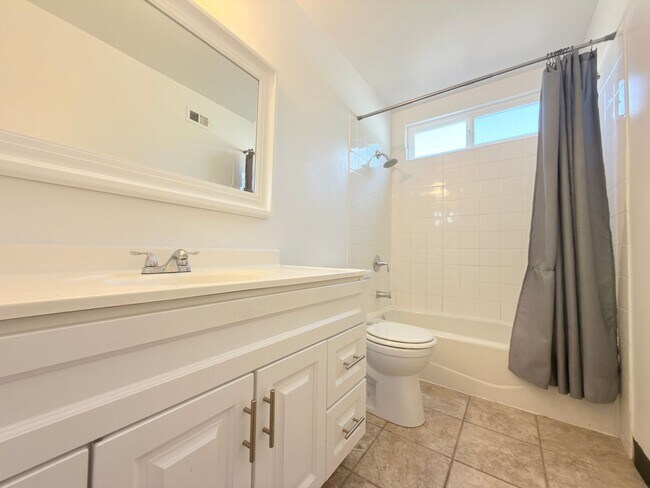 Building Photo - 9845 Hayvenhurst Ave