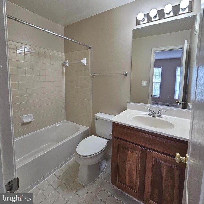 Building Photo - 5098 English Terrace