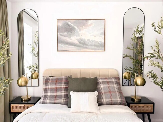 Building Photo - Furnished room/NOT APARTMENT