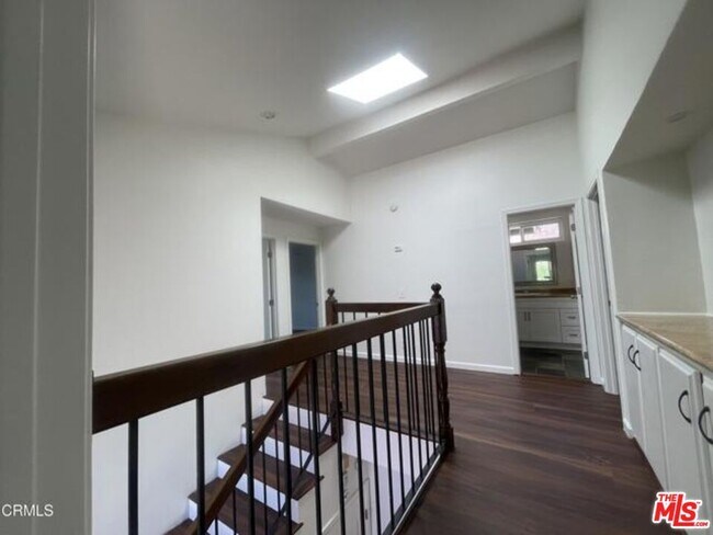 Building Photo - 1024 Laguna Terrace