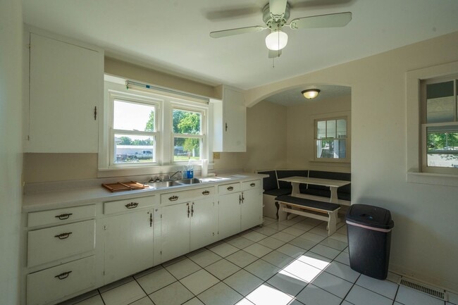 Building Photo - 3 bed and 1 bath farm house in Johnson City