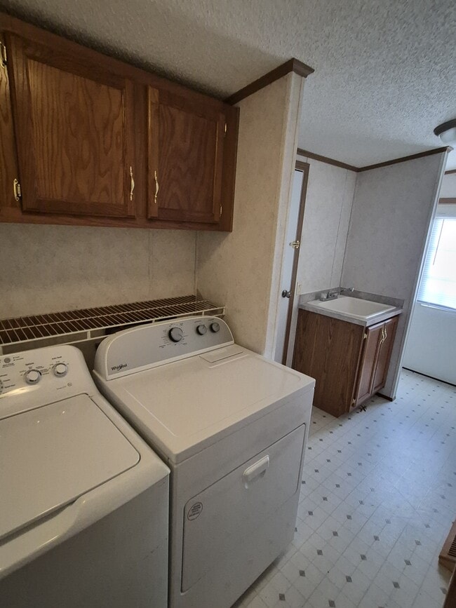 Building Photo - 134 Paddock Cir