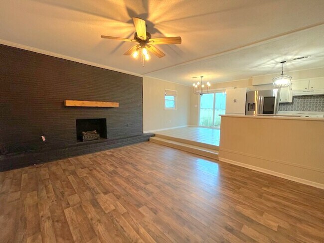 Building Photo - Cute bungalow in the heart of everything! Updated!