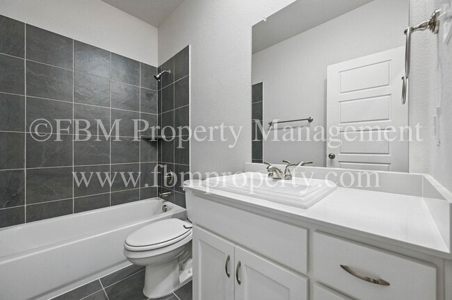 Building Photo - 2121 Luna Dr