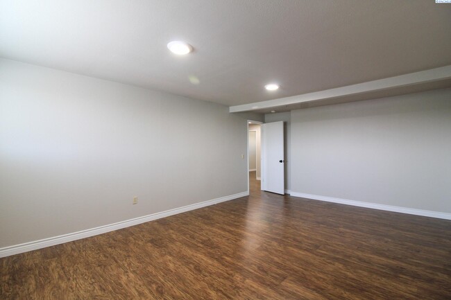 Building Photo - 3 Bed/2 Bath Apartment Above Commercial Bu...