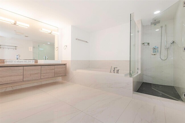 Building Photo - 400 Sunny Isles Blvd