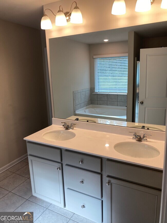 Building Photo - 7055 Mimosa Blf