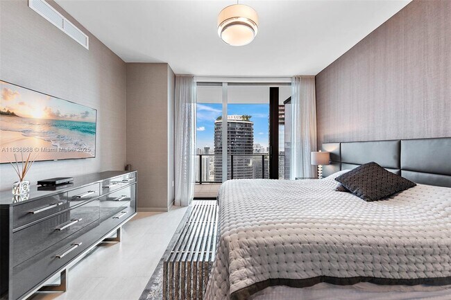 Building Photo - 1000 Brickell Plz