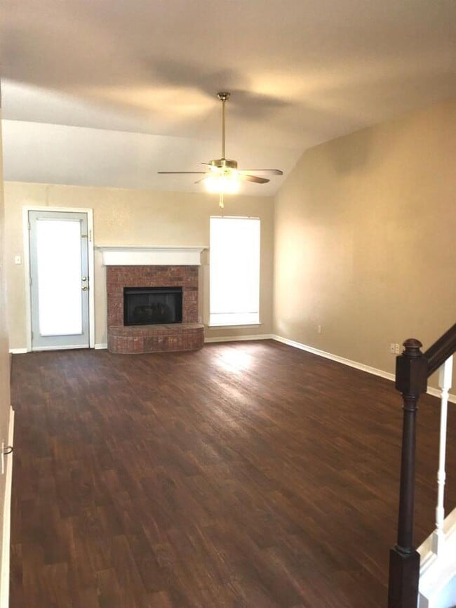 Building Photo - Eagle Mountain ISD 3 bedroom 2.5 bath plus office!