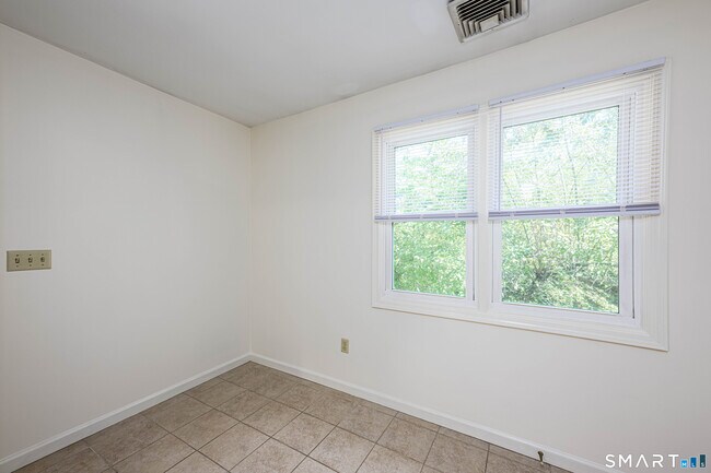 Building Photo - 1400 Hartford Tpke