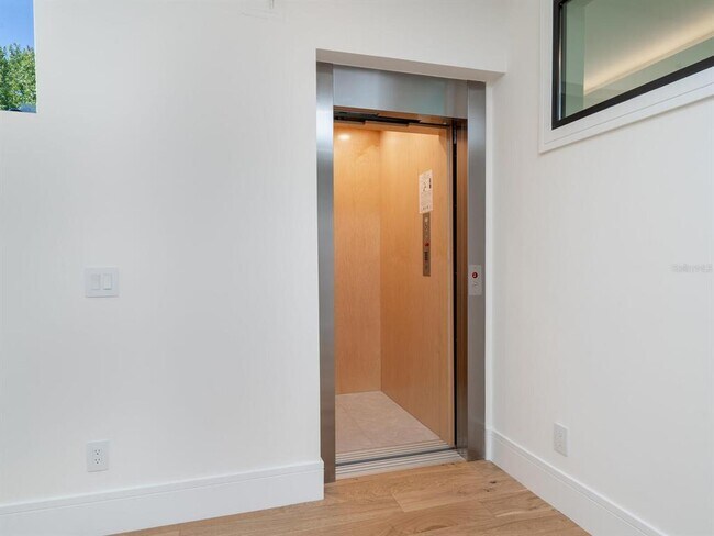 Building Photo - 2467 Hyde Park St