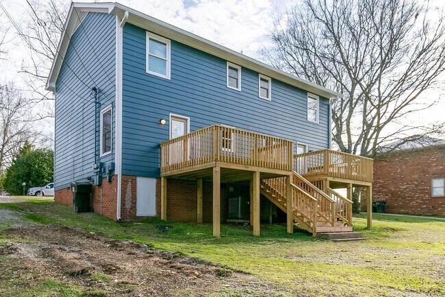 Building Photo - Columbia, TN Two Bedroom Duplex at 1027 Ch...