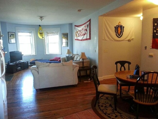 Building Photo - Awesome value four bedroom in Brookline