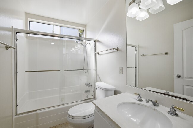 Building Photo - 508 Ventaja