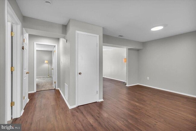 Building Photo - 915 Silver Ct