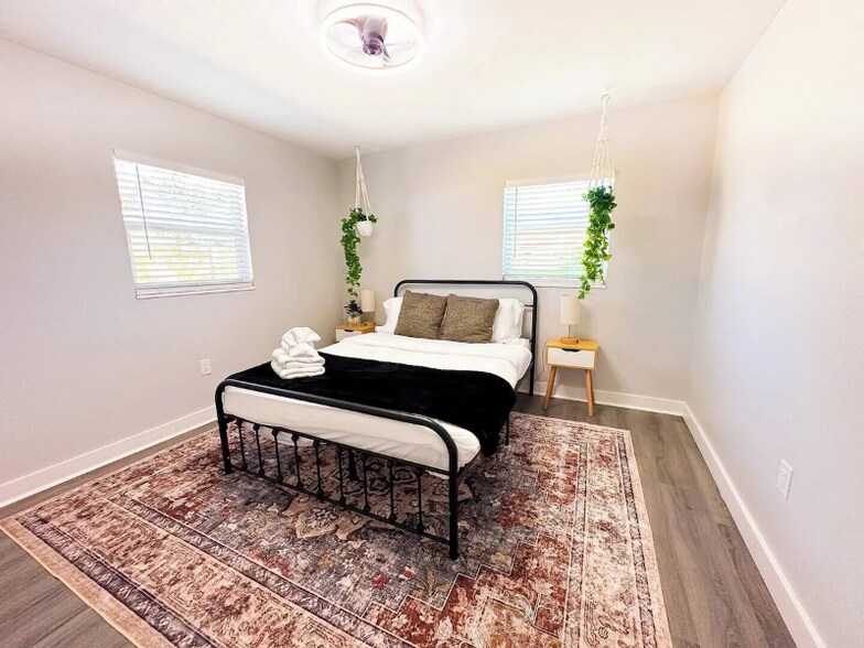 Building Photo - 8911 Oren Ave