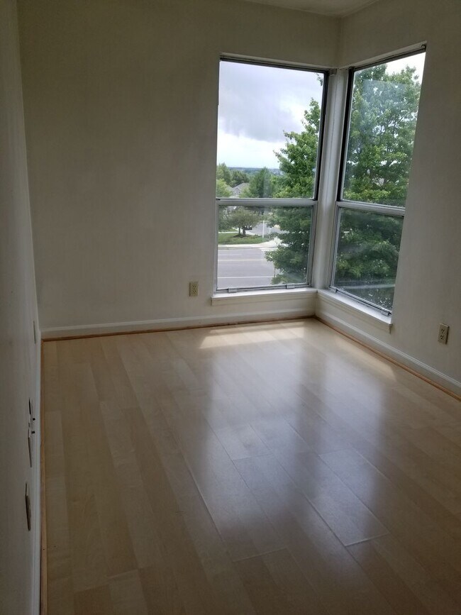Building Photo - Spacious 4bd/2ba Apartment at Hunters Ridge Condominium