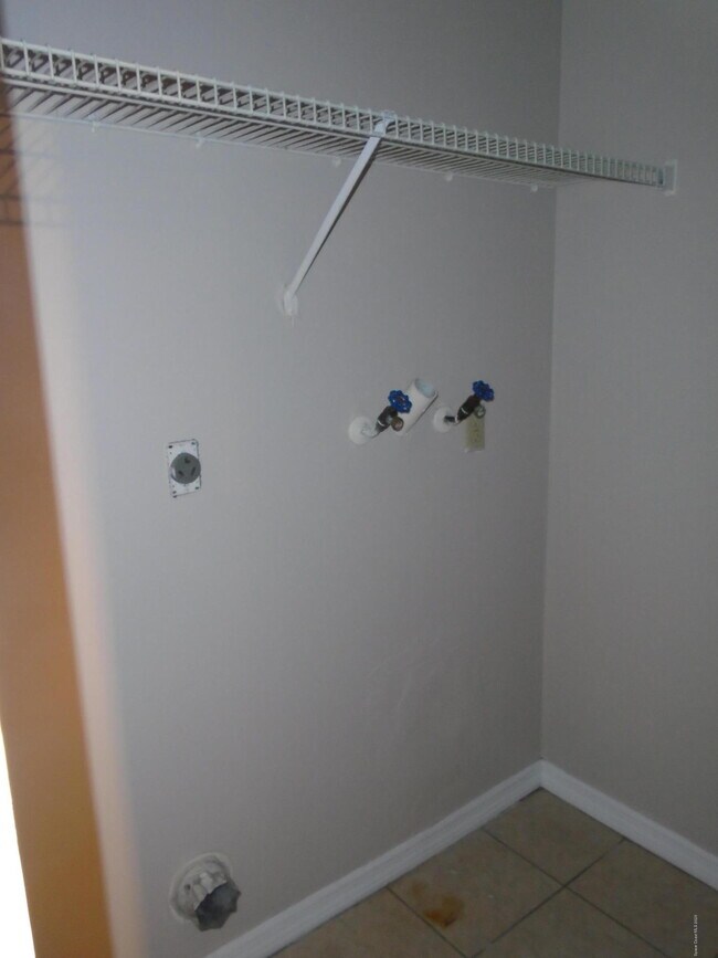 Building Photo - 255 Spring Dr