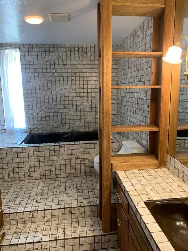 spa tub - 1011 El Segundo Dr