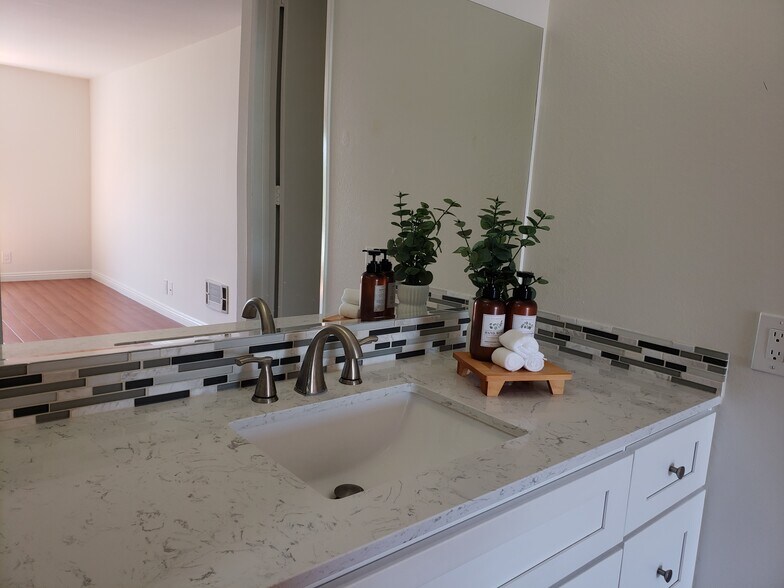 Building Photo - 6050 Canterbury Dr