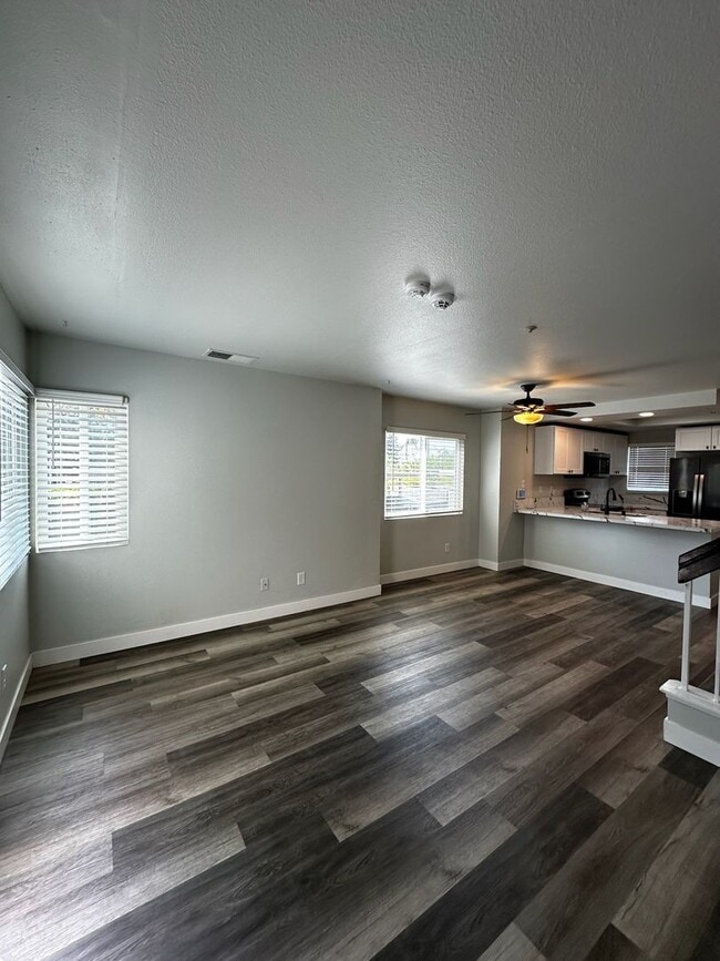 Building Photo - Renovated 2 Bedroom, 2.5 Bath with Washer and Dryer Plus A/C. MUST SEE!!!