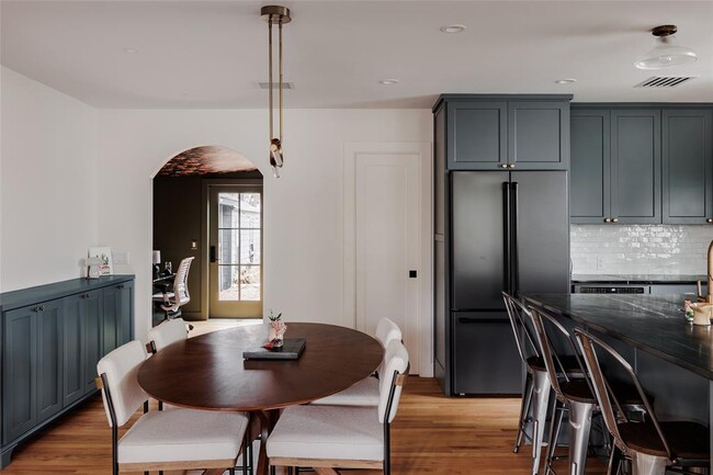 Building Photo - 2613 E 2nd St