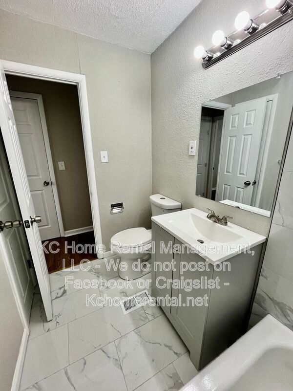 Building Photo - 4042 The Paseo