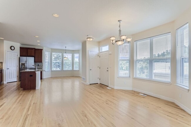 Building Photo - Beautifully maintained town-home in Centra...