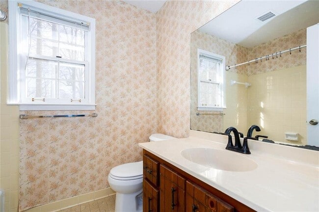 Building Photo - 1049 Seven Springs Cir NE