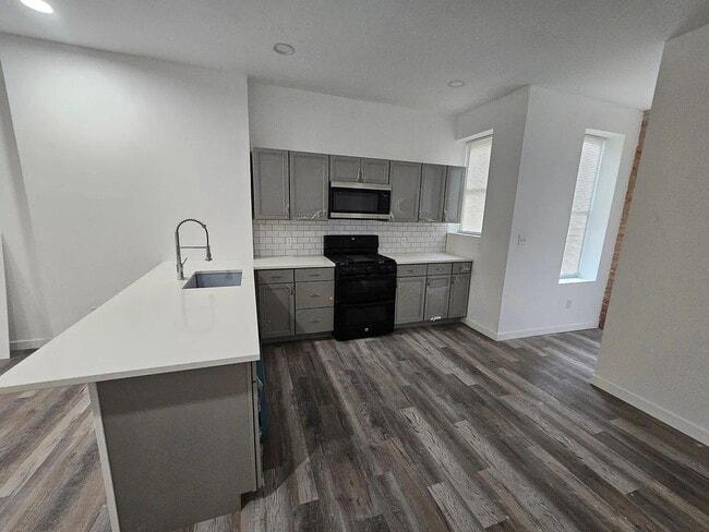 Building Photo - Luxurious 6-Bedroom Haven with Updated Ele...