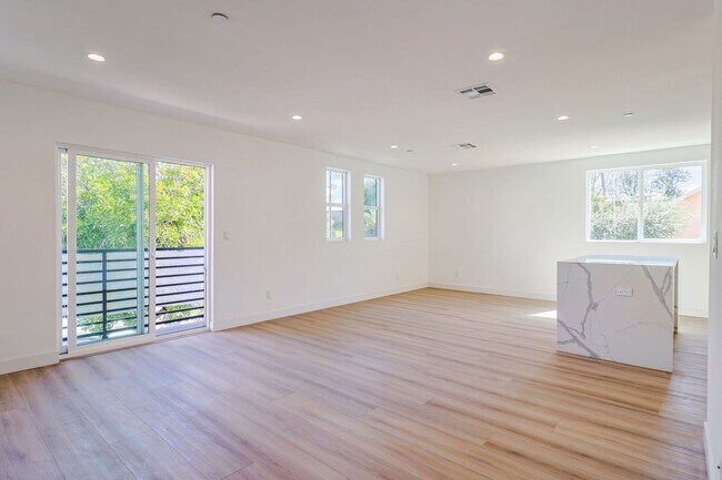Building Photo - 2419 Carmona Ave