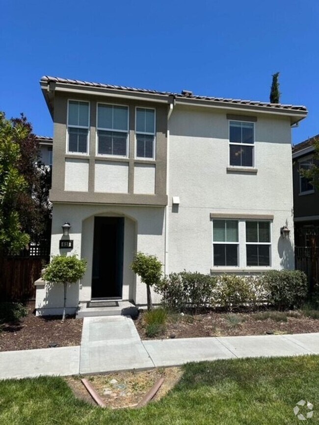 Building Photo - Newer 4 bedroom 3 bath home available
