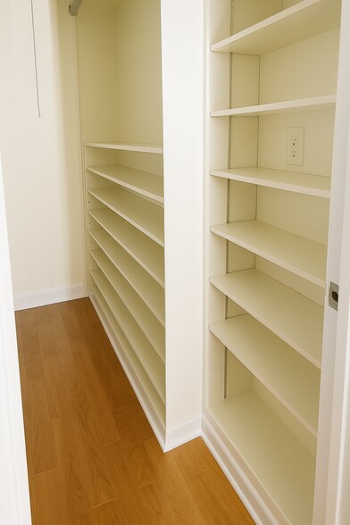 Building Photo - 305 E 9th St