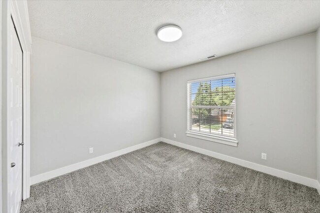 Building Photo - Stylish 4-Bed + Loft Just Minutes from The...