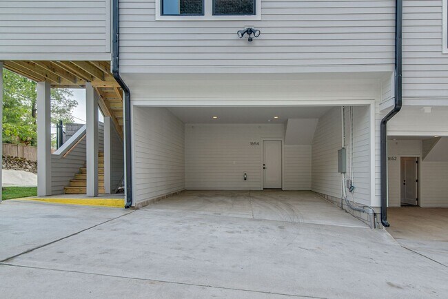 Building Photo - 4 Bedroom Rental in Hillsboro Village!