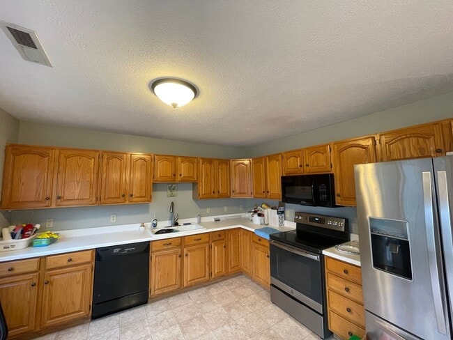 Building Photo - Christiansburg, 3 BR / 2.5 BA Available