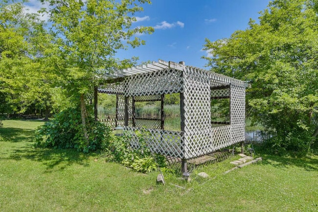 Building Photo - 7 Creekside Ln