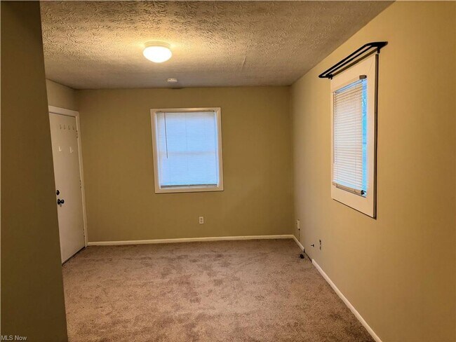 Building Photo - Charming 5-bedroom, 2-bathroom house locat...