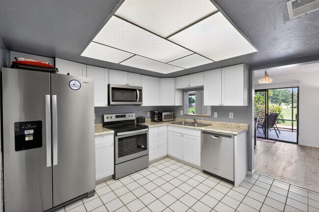 Building Photo - Furnished or unfurnished 2 bedroom Condo Overlooking Golf Course
