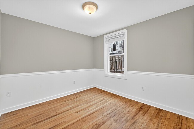 Building Photo - 319 Monmouth St